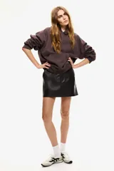 Buzo con capucha de doble capa, hombros marcadamente caídos y bolsillo canguro. Puños y bajo acanalados.