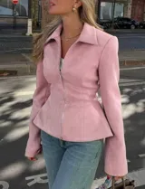Chaqueta entallada de gamuza sintética color rosa, con cierre frontal completo, cuello camisero y diseño peplum que marca la cintura.