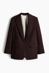 Blazer de sarga color bordó con solapas de pico, frente abierto y bolsillos delanteros ribeteados con solapa.
