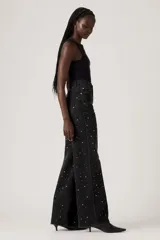 Pantalón de jean negro de corte wide leg con tachas plateadas.