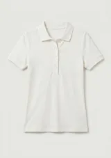 Remera polo de manga corta, color blanco, de corte ajustado con cuello camisero y cartera de tres botones frontales.