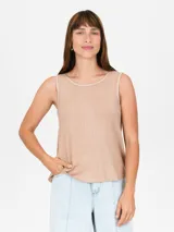 Musculosa de tejido acanalado color taupe, con cuello redondo y detalles de pequeñas tachas metálicas en el borde del cuello y las sisas.