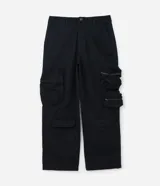 Pantalón masculino de sarga color negro, modelo super baggy con cintura con trabilla, cierre tradicional y bolsillo cargo con cierre de cremallera en el lateral.