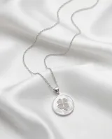 Collar de cadena fina de plata 925 con dije circular de nácar y diseño central de trébol de cuatro hojas con incrustaciones de circonias.