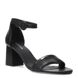 Sandalias de cuero negro con taco ancho, tira frontal y pulsera ajustable al tobillo con hebilla circular. Incluye detalle metálico con logo en la tira frontal.