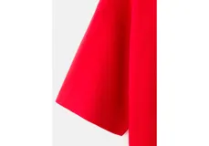 Chaleco de punto rojo de cuello redondo y mangas cortas holgadas.