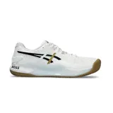 Championes de tenis Asics Gel Resolution 9 Clay, edición especial en colaboración con BOSS. Presentan un diseño en color blanco con detalles en negro y dorado, suela de goma color caramelo y tecnología de amortiguación Gel.