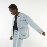 Campera vaquera de denim celeste claro, con cuello clásico, cierre frontal de botones metálicos, bolsillos frontales de parche y mangas largas.