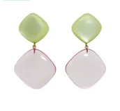 Aros colgantes con piezas geométricas de resina combinadas en verde claro y rosa.