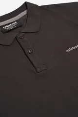 Remera polo color marrón, de manga corta, con cuello y tapeta de dos botones. Presenta el logo de la marca Mistral estampado en el pecho.
