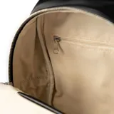 Mochila de diseño clásico en cuero sintético color negro, con cierre principal y bolsillo frontal con cierre. Incluye herrajes plateados y correas regulables.