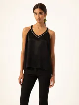 Top negro de viscosa sin mangas, con breteles finos y apliques de strass en breteles y escote.