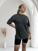 Remerón rosa con efecto acid wash, corte holgado y cuello redondo.