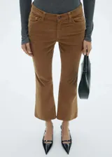 Pantalón de pana marrón, modelo flare de tiro alto, con bolsillos y cierre frontal de cremallera y botón.