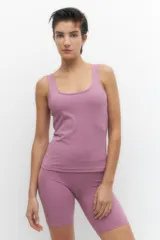 Calza corta de lycra color lila.