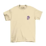 Remera de algodón color beige con estampado gráfico en la espalda que presenta a Alf relajado en una reposera bajo una palmera, con la leyenda 'Emexem Spa & Resort' y 'El aire acondicionado no funciona'.