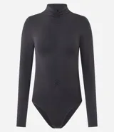 Body de manga larga con cuello alto y detalle de fruncido central en el frente. Confeccionado en tejido seamless ajustado al cuerpo.