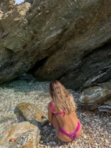 Parte inferior de bikini tipo colaless, color negro, con detalle de frunces ajustables en los laterales.