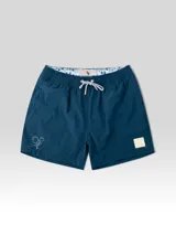 Short de baño azul con cintura elástica, cordón ajustable, dos bolsillos laterales, un bolsillo trasero con cierre, suspensor de malla fina hipoalergénica y bordado de flores en la pierna izquierda.