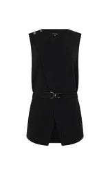 Chaleco sastrero de corte entallado con diseño de raya diplomática vertical. Presenta cuello redondo, sisas sin mangas, detalle cruzado asimétrico en el frente, botones decorativos en el hombro izquierdo y cinturón de tela a juego con hebilla metálica.