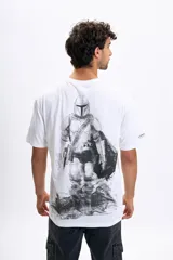 Remera blanca de corte oversize con estampa en la espalda que representa al personaje de The Mandalorian con un estilo de dibujo a lápiz.