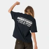 Camiseta negra de corte cuadrado con estampado en la espalda con el texto "POWERED BY GRATITUDE, BUILT TOGETHER", "EMESTUDIOS", "ALWAYS GRATEFUL" y otros textos y logos de la marca.