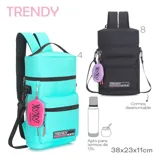 Mochila verde agua de nylon con múltiples cierres y correa personalizable que permite convertirla en bandolera. Tiene capacidad para termos de hasta 1,5 litros.