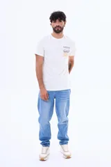 Remera blanca de cuello redondo y manga corta, confeccionada en algodón. Presenta un diseño estampado en el pecho que incluye un dibujo de un sándwich y el texto 'Happiness in small things'.