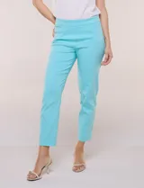 Pantalón de gabardina elastizada color beige, de tiro medio y calce slim. Cuenta con diseño pull-on sin cierres ni botones, cintura ancha, bolsillos delanteros simulados y bolsillos traseros ojal.