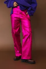 Pantalón cargo colorado de tela brillante.