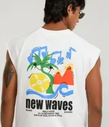Musculosa blanca de corte boxy con cuello redondo y sin mangas, con estampa central en negro que dice "new waves".