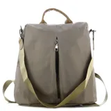 Mochila urbana de diseño minimalista en color taupe, confeccionada en material sintético resistente. Cuenta con un compartimento principal con cierre vertical central, asa superior reforzada y correas ajustables de cinta tejida que permiten su uso como mochila o bolso de hombro.