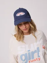 Gorra azul marino de lona con visera curva y malla trasera. Presenta logo bordado en el frente.