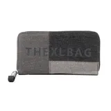 Billetera con cierre de cremallera, diseño color block en tonos de gris y logo estampado en el frente.