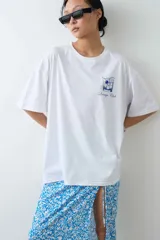Remera de algodón gris melange con corte oversize, manga corta y estampa localizada en el frente con motivos deportivos en tonos verde y rosado.