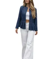 Chaqueta de denim azul con cuello estilo mao, cierre frontal con botones forrados y detalle de volados en la cintura. Cuenta con bolsillos aplicados en el frente y mangas largas.