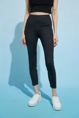 Calza capri negra con pretina alta y bolsillos laterales.