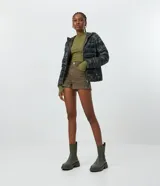 Short color verde militar, de tiro alto y corte recto, confeccionado en sarga de algodón con un ligero porcentaje de elastano.