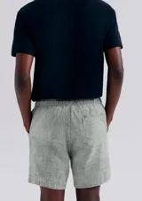 Bermuda verde de tela texturizada con cintura elastizada y cordón de ajuste.