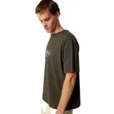 Remera de algodón color gris oscuro, con cuello redondo y estampa frontal con diseño gráfico colorido y tipografía estilo graffiti.