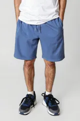 Short deportivo negro de corte estándar.