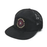 Gorra tipo camper de color negro con paneles laterales y traseros de malla. Presenta un diseño estampado circular en el frente con el logo de la marca y la inscripción Earth Tripping.