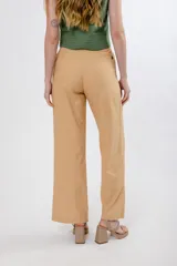 Pantalón de vestir color lila, de corte recto y tiro alto, con bolsillos laterales.