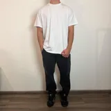 Jean de corte baggy en color negro con efecto lavado, de tiro medio y ajuste holgado en las piernas.