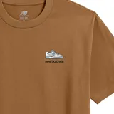 Remera de algodón color tostado con cuello redondo y manga corta. Presenta un pequeño estampado gráfico en el pecho que incluye un dibujo de un champión y el logo de la marca.