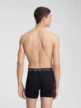 Pack de tres calzoncillos tipo boxer brief de algodón elástico, color negro, con cintura elástica distintiva de la marca Calvin Klein.