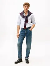 Camisa de manga larga de corte slim de la marca Tommy Hilfiger, color celeste, con cierre frontal de botones, cuello camisero clásico y pequeño logo bordado en el pecho.