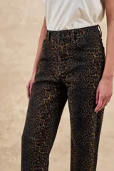 Pantalón de jean recto con estampado animal print en tonos marrones y negros.