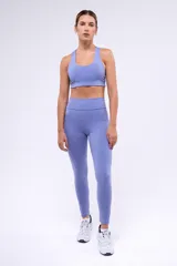 Top deportivo color lila, con breteles anchos y espalda deportiva.