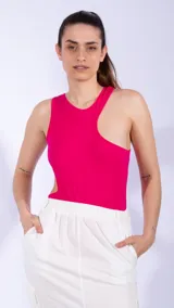 Body negro de algodón con corte irregular y abertura en la cintura.